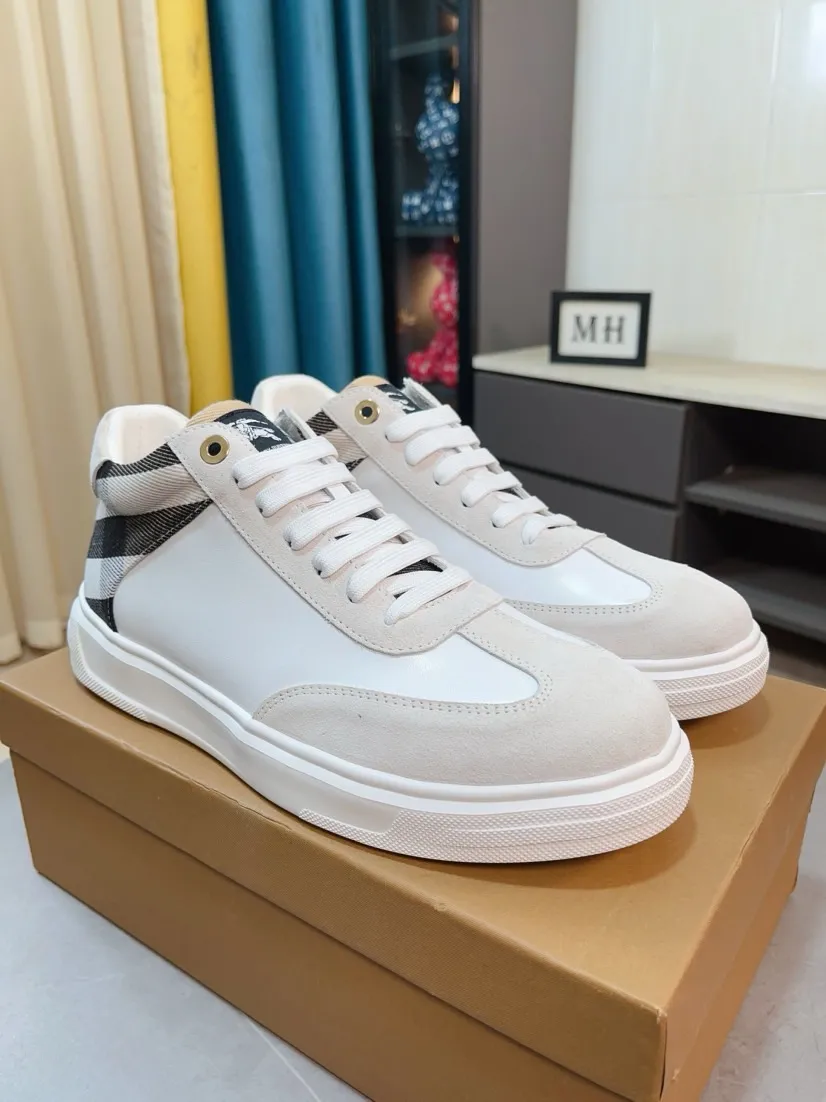 Ex-factory price 420🌹🌹"burberry" Burberry high-top original brand imported from Italy, selected cowhide with electric embroidered logo➕Genuine leather lining, breathable and comfortable (refuses to discolor and grind feet) Sole: non-slip rubber outsole, original quality, super comfortable Korean style shoes🏃 Men's shoe size: 38-44,